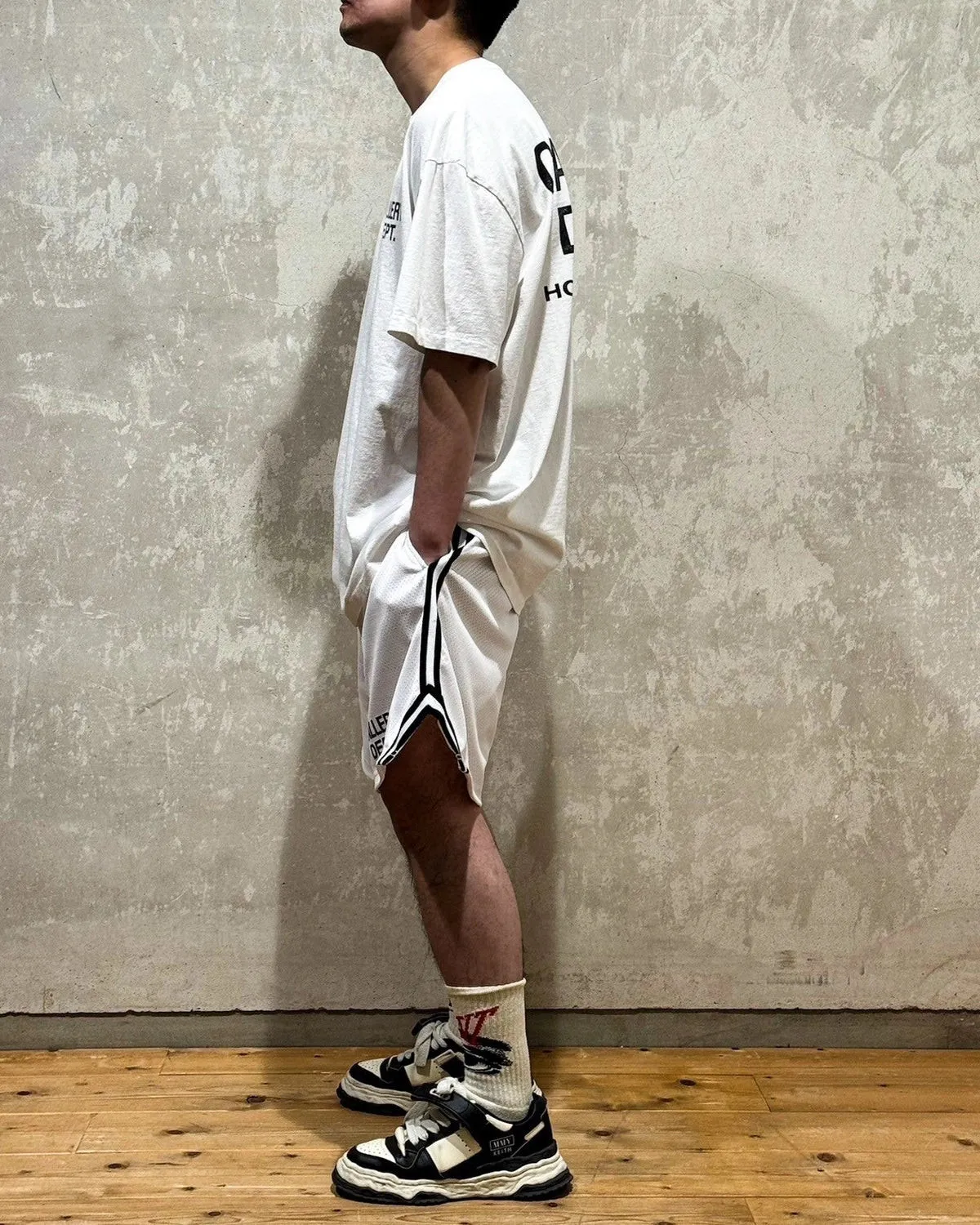 GALLERY DEPT. VENICE COURT SHORTS English mesh shorts Logo webbing wide-leg basketball shorts Black and white S-XL Original molding Loose wide-leg version American boys' first choice Breathable mesh fabric Superimposed soft material inside Comfortable and easy to match Custom-woven original consistent webbing/main mark/component wash mark Details are enlarged to follow
